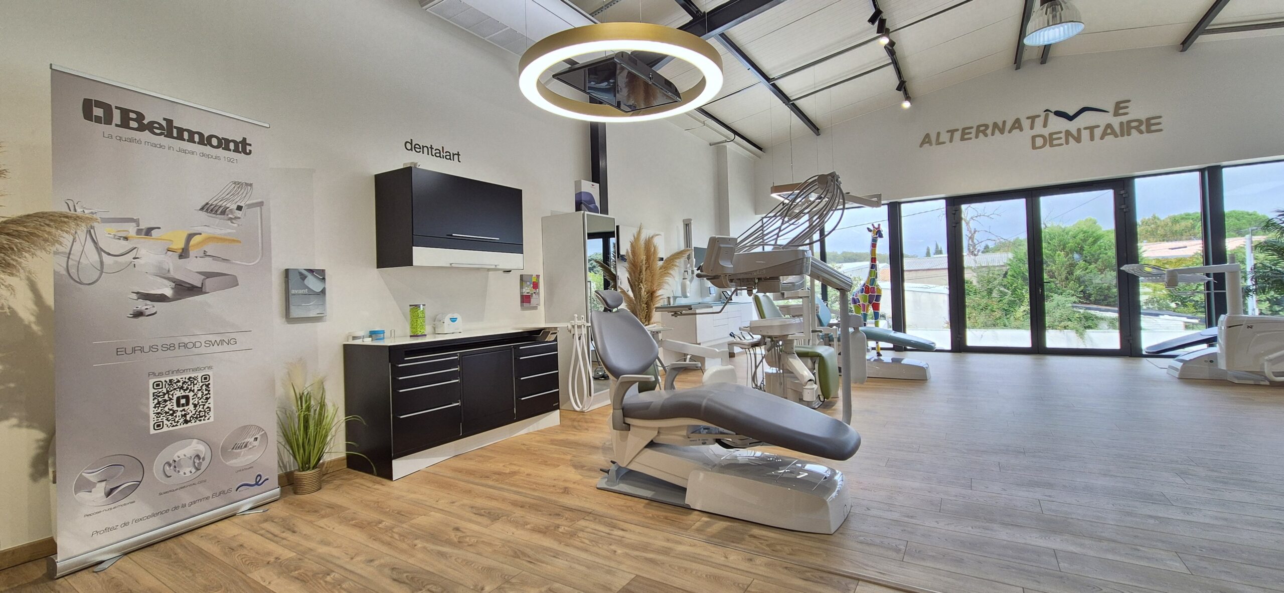 Fauteuils dentaires dans notre showroom à Lavérune